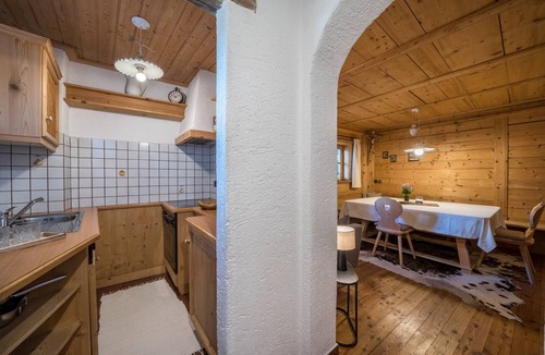 Lagundo House | Holiday Home “Lärchnhittl” with Mountain View, Wi-Fi, Balcony, Terrace & Garden