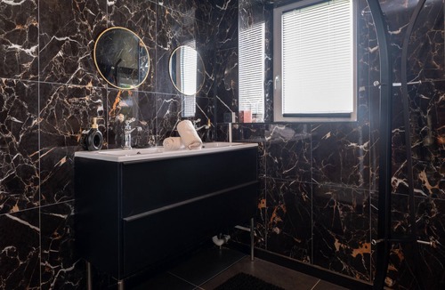 Quimperle House | Holiday Home “Le Cocon Secret – Sauna – Jacuzzi” with Shared Garden and Wi-Fi