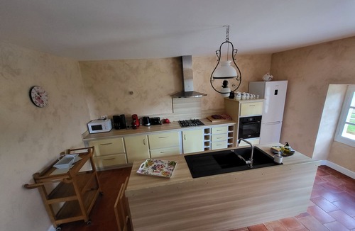 Monlezun House | Holiday Home 'Le Guitou' with Private Terrace, Private Garden and Wi-Fi