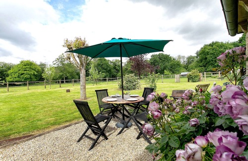 Prat House | Holiday Home “Le Jardin De La Rose Bleue” with Private Terrace and Garden