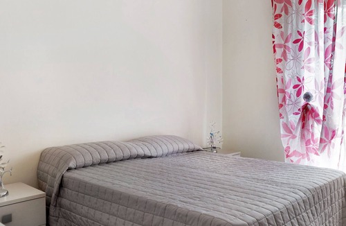 Cengio House | Holiday Home 'Le Rose' with Mountain View, Balcony and Wi-Fi