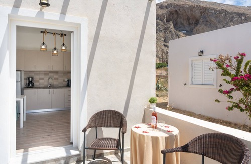 Perissa House | Holiday Home 'Leivadaros Apartments 2' with Mountain View, Wi-Fi and Air Conditioning