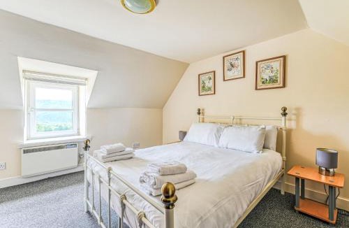 Balnain House | Holiday Home Loch Meiklie View by Interhome