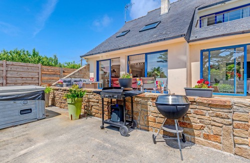 Porspoder House | Holiday Home 'Maison Avec Spa À 700m De La Plage' with Private Terrace, Private Garden and Wi-Fi
