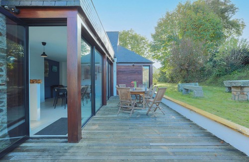 Ploubazlanec House | Holiday Home 'Maison Chevoir Pieds Dans L'eau' with Sea View, Private Terrace and Wi-Fi