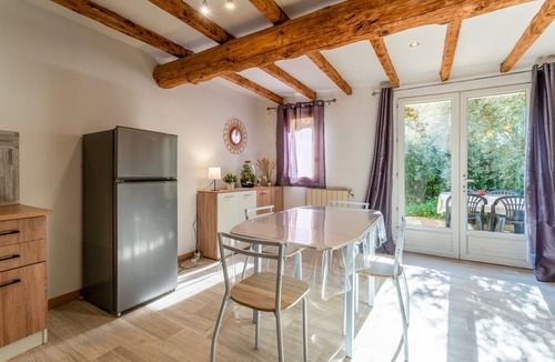 Le Thor House | Holiday Home 'Maisonnette' with Private Terrace, Garden and Wi-Fi