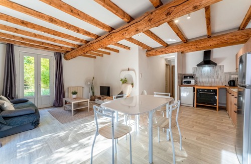 Le Thor House | Holiday Home 'Maisonnette' with Private Terrace, Garden and Wi-Fi