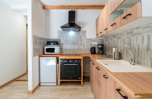Le Thor House | Holiday Home 'Maisonnette' with Private Terrace, Garden and Wi-Fi