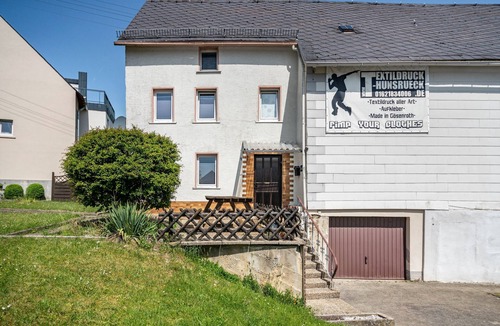 Gosenroth House | Holiday Home 'Mersche' with Private Terrace, Private Garden and Wi-Fi