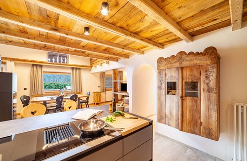 Caines House | Holiday Home 'Mutlechnerhof' with Mountain View, Private Terrace and Wi-Fi