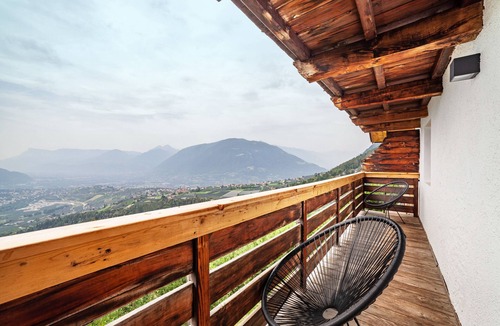 Caines House | Holiday Home 'Mutlechnerhof' with Mountain View, Private Terrace and Wi-Fi