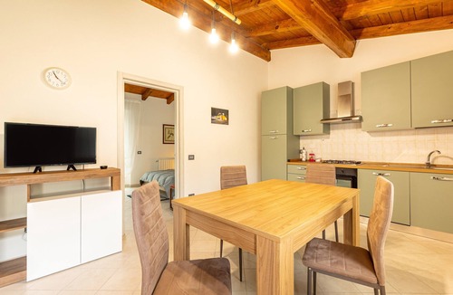 Firenzuola House | Holiday Home 'Numero 2' with Shared Garden