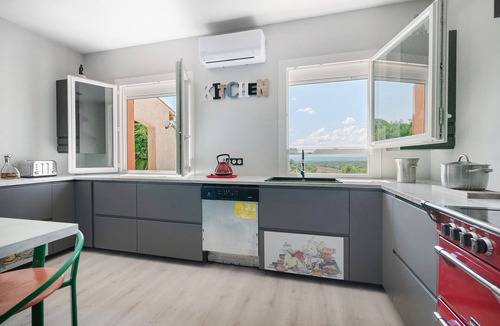 Saint-Papoul House | Holiday Home 'Opuceb' with Mountain View, Wi-Fi and Air Conditioning