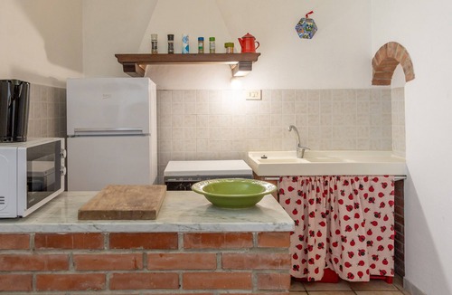 Fauglia House | Holiday Home 'Poggio2' with Shared Pool, Private Garden and Wi-Fi