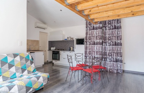 Mallemort House | Holiday Home 'Studio Cosy Avec Mezzanine Et Terra' with Shared Pool, Wi-Fi and Air Conditioning