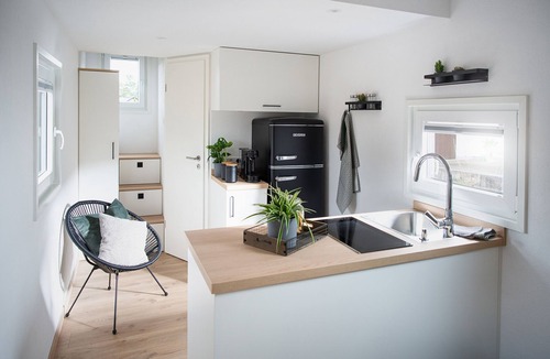 Laichingen House | Holiday Home 'Tiny House Zeit Käpsele' with Private Terrace, Wi-Fi and Air Conditioning