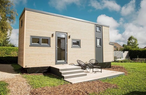 Laichingen House | Holiday Home 'Tiny House Zeit Käpsele' with Private Terrace, Wi-Fi and Air Conditioning