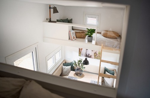 Laichingen House | Holiday Home 'Tiny House Zeit Käpsele' with Private Terrace, Wi-Fi and Air Conditioning