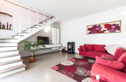 Vecchiano House | Holiday Home 'Tra Lucca, Pisa e Il Mare' with Private Terrace, Wi-Fi and Air Conditioning
