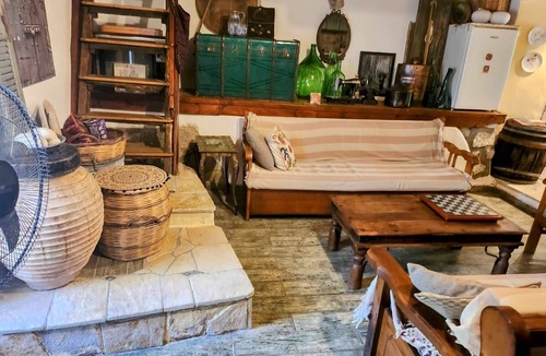 Alexandros Cottage | Holiday Home 'Traditional Farmhouse' with Mountain View, Private Terrace and Private Garden