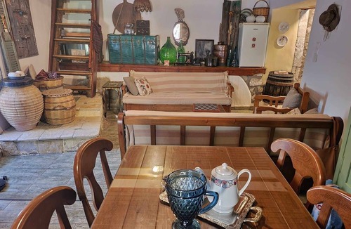 Alexandros Cottage | Holiday Home 'Traditional Farmhouse' with Mountain View, Private Terrace and Private Garden