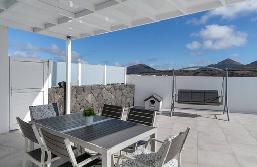 Uga House | Holiday Home 'Tranquility Among Volcanoes' with Private Pool, Shared Terrace & Wi-Fi