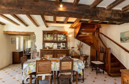 Saint-Coulomb House | Holiday Home Ville Guerin by Interhome