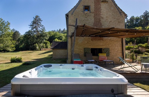 Thonac House | Holiday Home with Jacuzzi, Peaceful Haven in the Heart of Nature