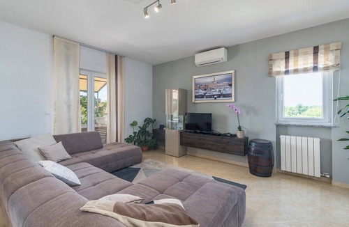 Tinjan House | Holiday House Tana with Private Pool and garden