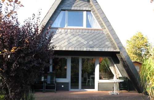 Damp House | Holiday house with fireplace, near the beach, dogs welcome