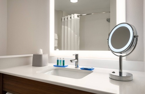 West Des Moines Hotel | Holiday Inn Express & Suites West Des Moines - Jordan Creek by IHG