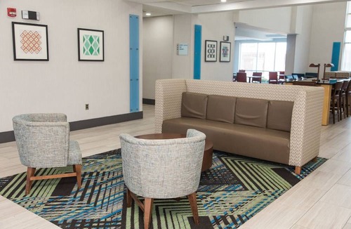 Columbia Hotel | Holiday Inn Express & Suites Columbia-Fort Jackson, an IHG Hotel