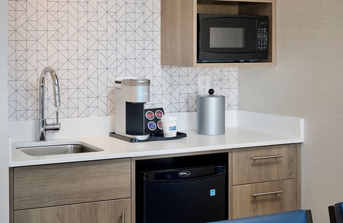 Rosemount Hotel | Holiday Inn Express and Suites Kitchener Southeast by IHG