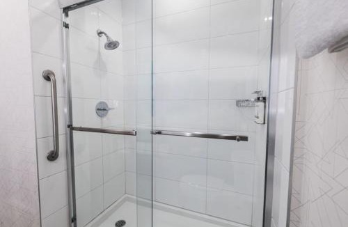 Lake Bonavista Hotel | Holiday Inn Express Calgary South by IHG