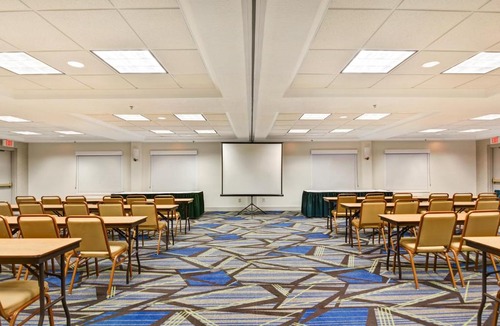 New Berlin Hotel | Holiday Inn Express Hotel & Suites Milwaukee-New Berlin by IHG