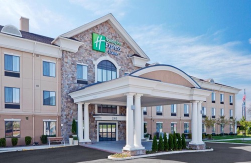 Warminster Hotel | Holiday Inn Express Hotel & Suites Warminster-Horsham by IHG