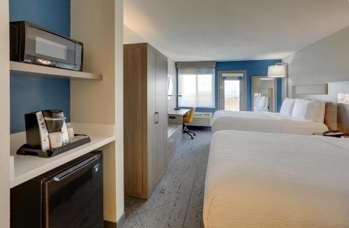 Branson Theater District Hotel | Holiday Inn Express Hotel & Suites Branson 76 Central by IHG
