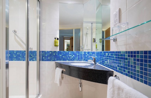 Epsom Hotel | Holiday Inn Express London-Epsom Downs by IHG