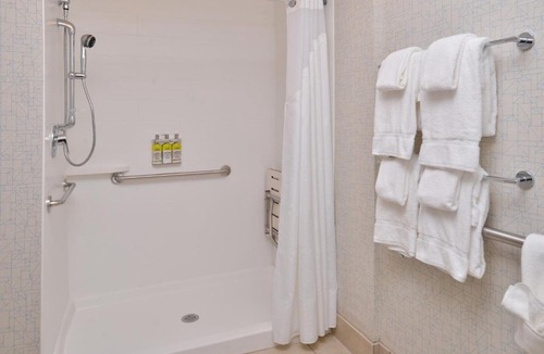 Melbourne Hotel | Holiday Inn Express Melbourne West by IHG