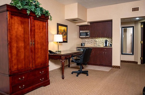 Mentor Hotel | Holiday Inn Express Mentor Banquet Center by IHG
