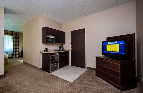 Mentor Hotel | Holiday Inn Express Mentor Banquet Center by IHG
