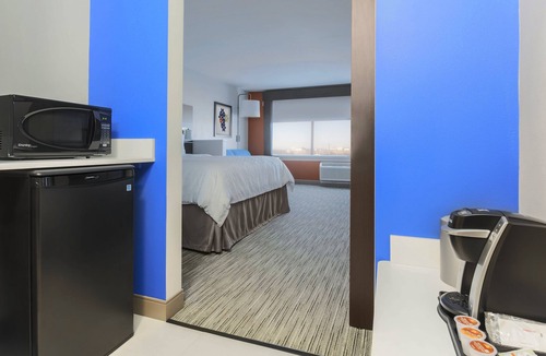 O'Hare Hotel | Holiday Inn Express & Suites Chicago O'Hare Airport by IHG