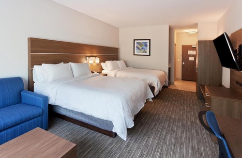Fayetteville Hotel | Holiday Inn Express & Suites - Fayetteville by IHG