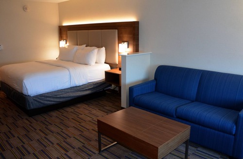Monroeville Hotel | Holiday Inn Express & Suites Pittsburgh - Monroeville by IHG