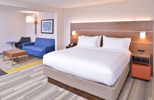 Downtown Indianapolis Hotel | Holiday Inn Express & Suites Indianapolis Dtn-Conv Ctr Area by IHG