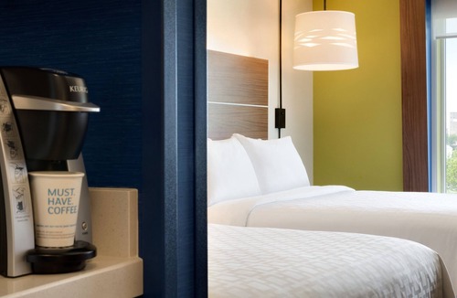 Middletown Hotel | Holiday Inn Express & Suites Middletown by IHG