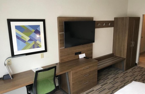 Monroeville Hotel | Holiday Inn Express & Suites - Pittsburgh - Monroeville by IHG