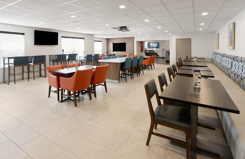 Wyomissing Hotel | Holiday Inn Express & Suites Wyomissing by IHG