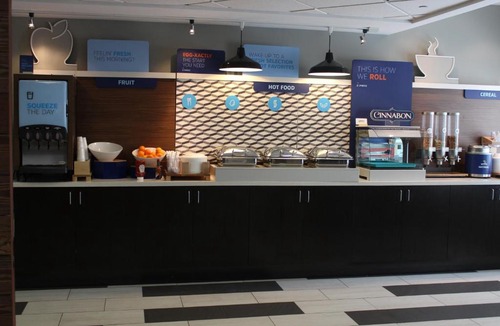 Windsor Locks Hotel | Holiday Inn Express & Suites Bradley Airport by IHG