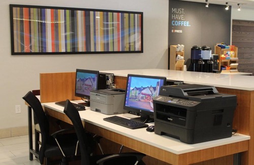 Windsor Locks Hotel | Holiday Inn Express & Suites Bradley Airport by IHG